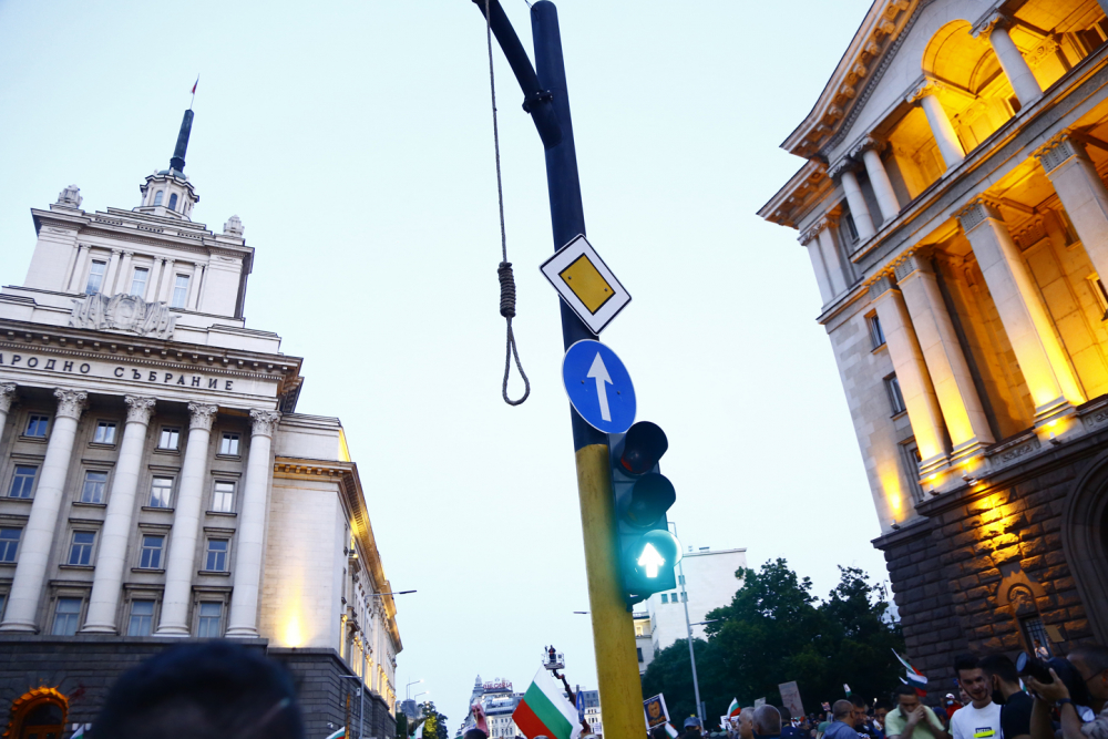 ГЕРБ с остра реакция за бесилото на протеста СНИМКА