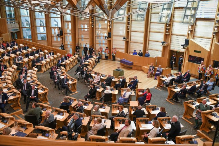 Шок в британския парламент, прекъснаха заседанието заради... ВИДЕО 