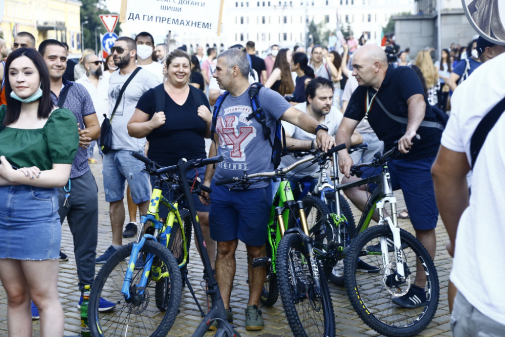 БЛИЦ TV с атмосферата на протеста тази вечер, появи се... 