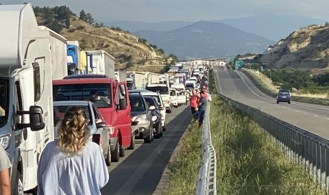Пак огромни опашки на Кулата заради ново изискване за влизане в Гърция