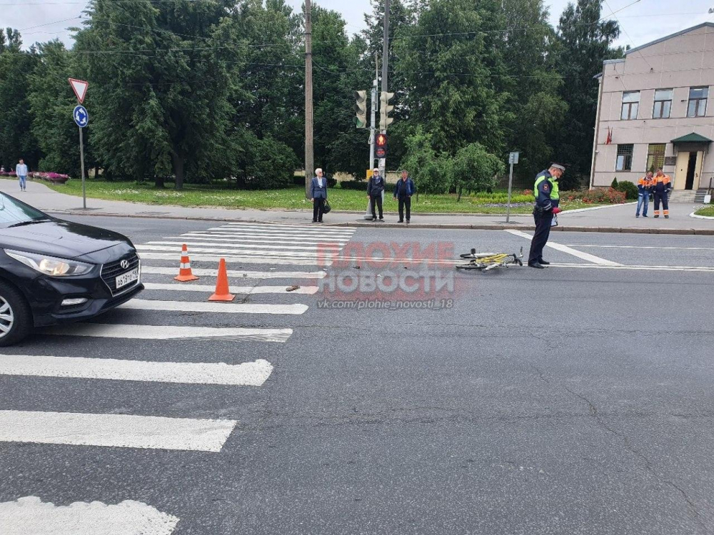 Зловещо ВИДЕО 18+: Камион прегази баба с колело, оказа се "безсмъртна"