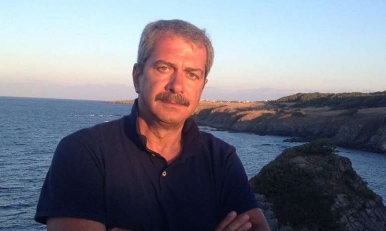 Евгени Михайлов пак жегна Ивет Добромирова: Цинизъм е да будалкаш младите да застанат под юмрука на Радев