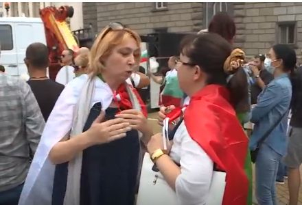 Две от протестиращите, направили нещо невиждано преди дни, проговориха ВИДЕО