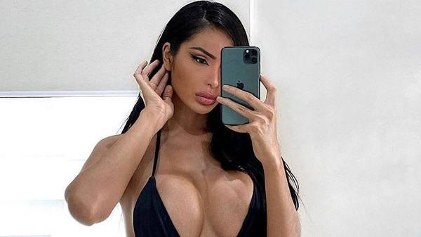 Моделка зае скандална поза, жените почнаха да си крият гаджетата СНИМКИ 18+