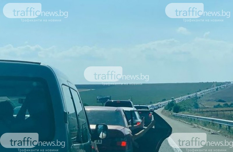 На АМ "Тракия" е страшно! Хиляди българи блокирани в над 10 км опашка, заради...  СНИМКИ