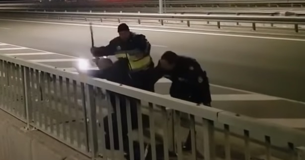 Ето го най-новия фейк с протестиращ младеж, уж бит от полицията ВИДЕО 