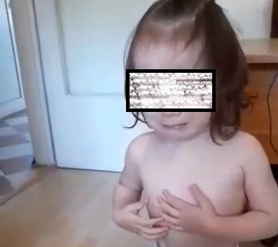 Ужас! Перничанка бие с юмруци момиченцето си, защото баща му не ги обичал ВИДЕО 18+