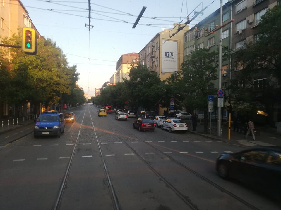 Гъмжи от полиция в центъра на София СНИМКИ