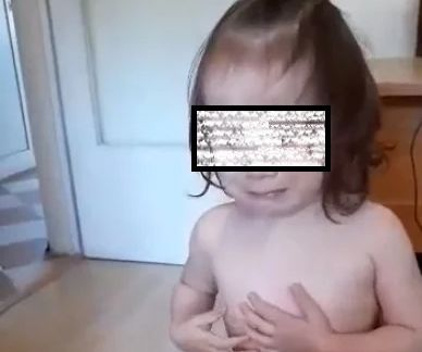 Извънредно! Закопчаха и бащата на битото с юмруци от майка си момиченце