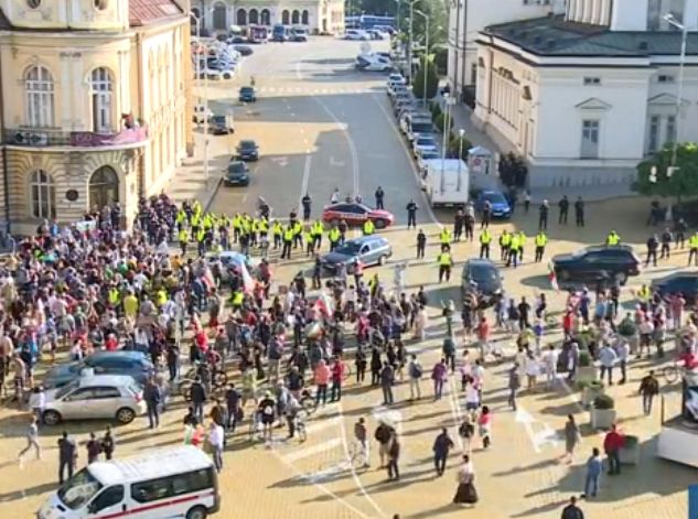 Рехав протест преди вота на недоверие успя да блокира движението пред парламента СНИМКИ