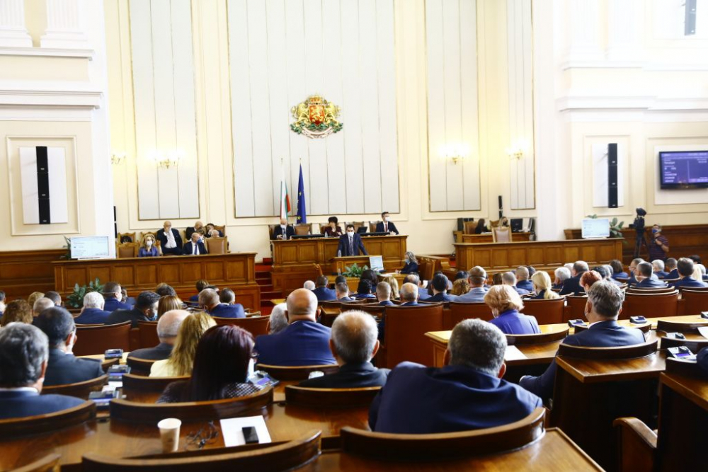 Извънредни новини от парламента за министерските оставки