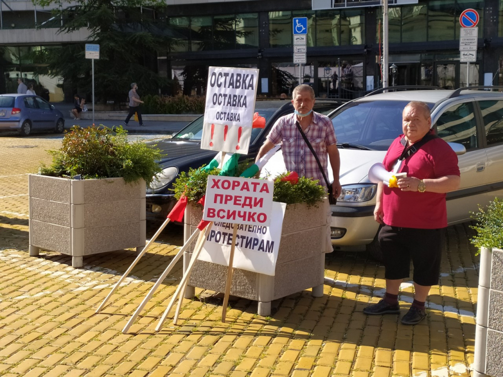 "Учени" от БАН излязоха на протеста, а някои от протестиращите полегнаха на жълтите павета СНИМКИ