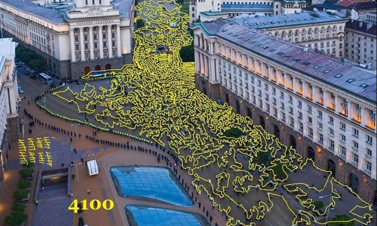 Мъжът, извадил снимката на "най-масовия" протест в София, пусна и шеметно ВИДЕО
