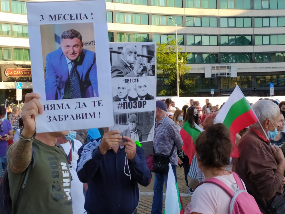 Извънредно в БЛИЦ TV: Шепа протестиращи блокираха ключови кръстовища в София СНИМКИ