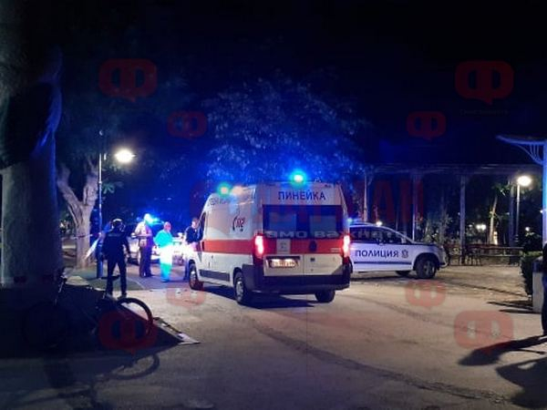 Ужас в Бургас! Наръгаха мъж 4 пъти в гърба пред погледа на десетки ВИДЕО 18+
