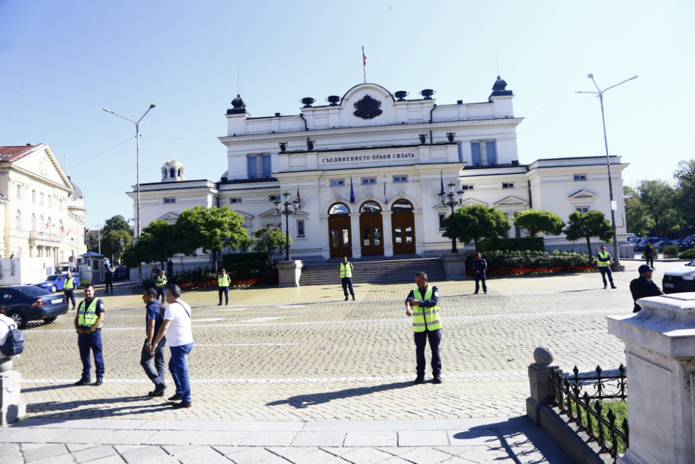 Протестиращи пак се събират пред Народното събрание СНИМКИ