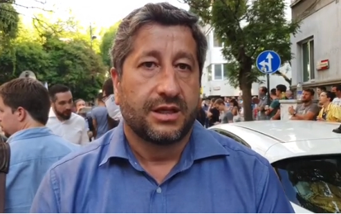 Протестиращи изнемогват на жълтите павета, а Христо Ивнов и "Боец" си пият биричките ВИДЕО