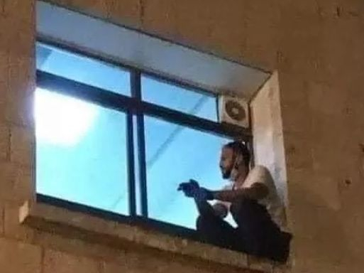 Син наблюдавал всеки ден болната си майка от перваза на болница ВИДЕО