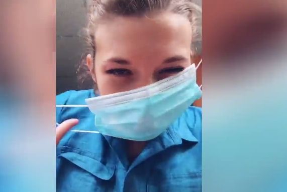 Момиче показа как изглежда модерният стриптийз в епохата на COVID-19 ВИДЕО