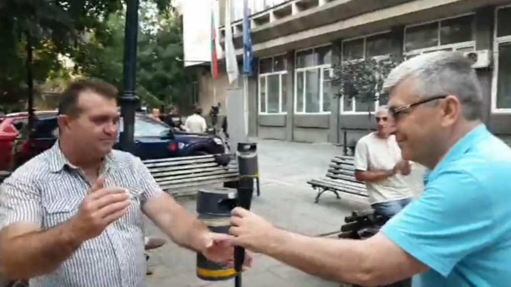 Маските паднаха: „Евроатлантикът“ агент Сашо на протест с БОЕЦ, реди руски стихове