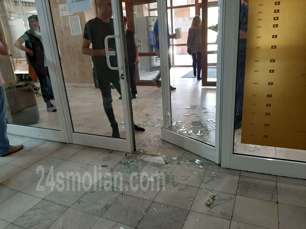 Бесен екшън с бездомник в Смолян, нахлу в общината, а после... СНИМКИ