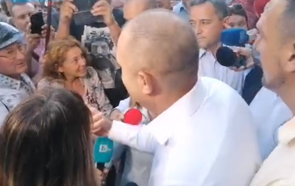 Извънредно! Радев отново слезе при протестиращите, крещи "мафия" и зове за оставка ВИДЕО 