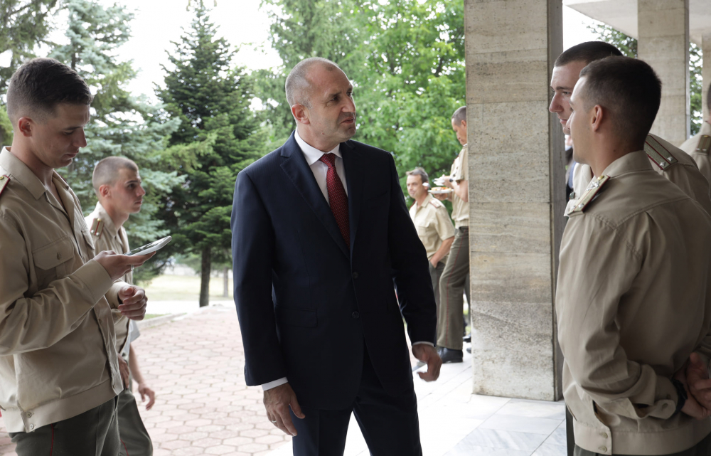 Румен Радев със силни думи пред офицерите СНИМКИ