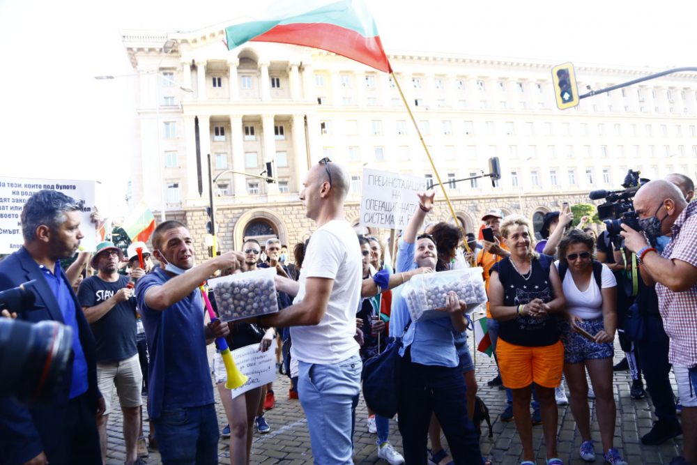 Равносметка: Ранен полицай на вчерашните протести