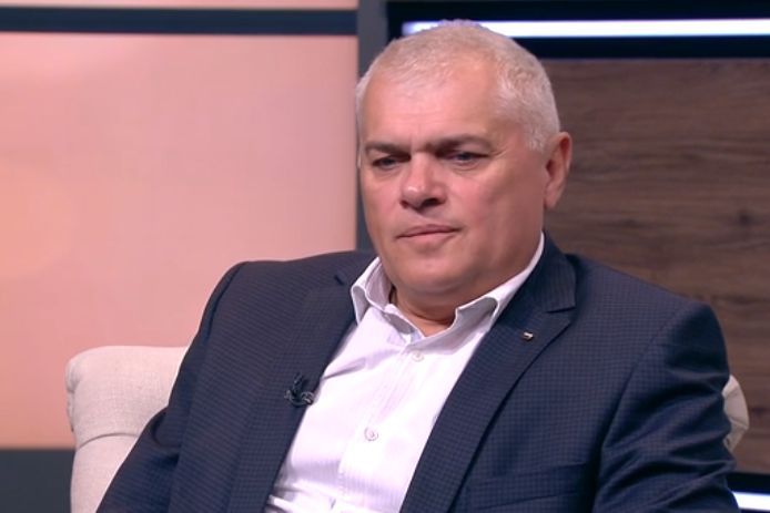 Валентин Радев за блокираните Нинова и Дариткова в БНТ: Какво искат протестиращите, че да се достигне до такава уплаха