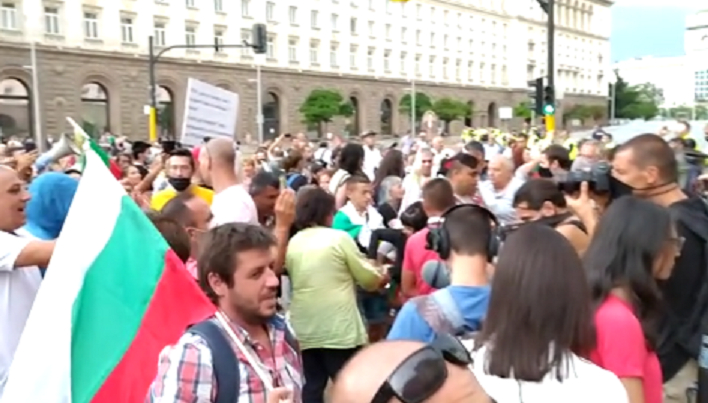 Извънредно в БЛИЦ TV: Протестиращите атакуваха Министерски съвет 
