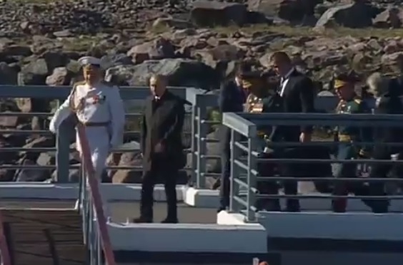 Путин обходи с катер парадната линия на бойните кораби ВИДЕО 