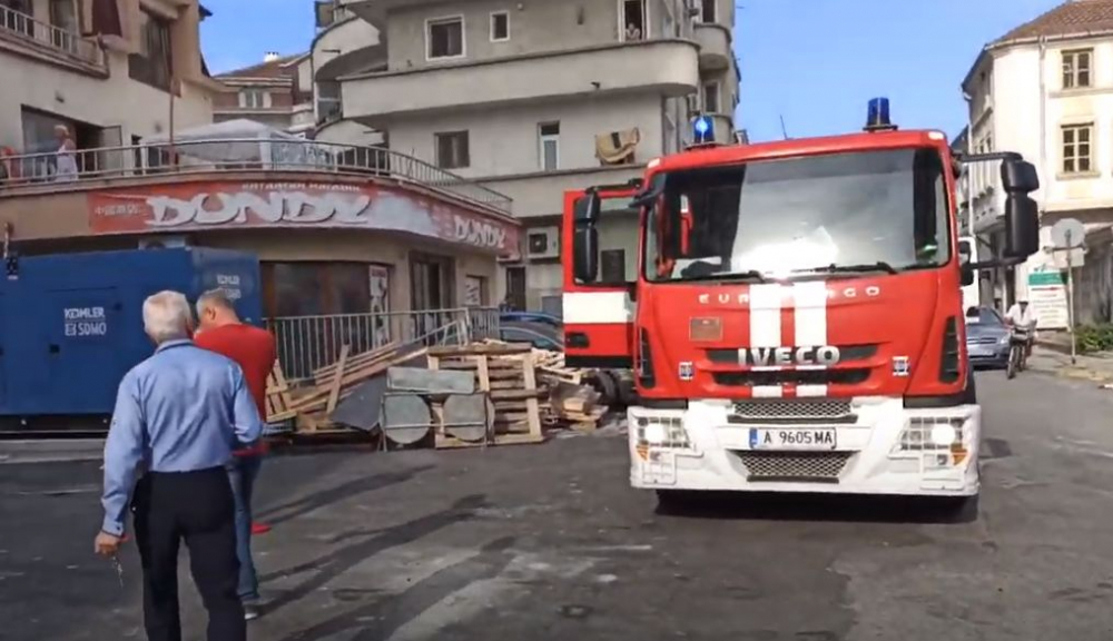 Паника в Бургас! Отцепиха х-л "България" в центъра на града ВИДЕО
