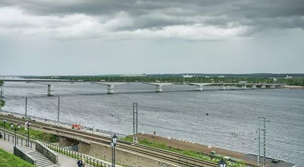 ВИДЕО запечата спасяването на давеща се жена от жива верига от 30 души
