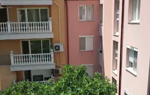 Що за абсурд? Пловдивчани си влизат в дома през гаража ВИДЕО