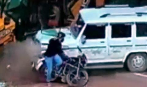Мотоциклетист оцеля по чудо под знака на "Аллах Акбар" ВИДЕО