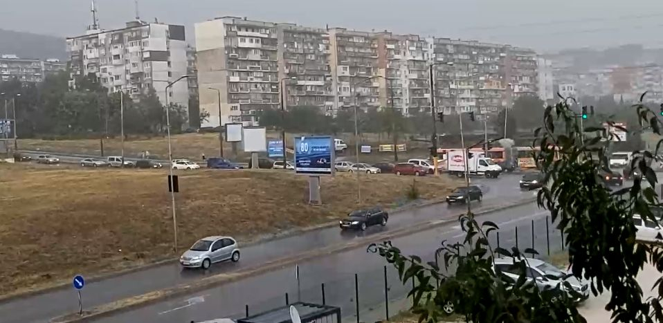 Силна буря помля и Варна! Морската столица е под вода ВИДЕО