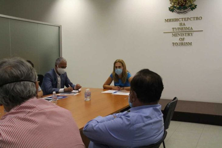 Министърът на туризма предложи държавата да плаща за карантинирани туристи