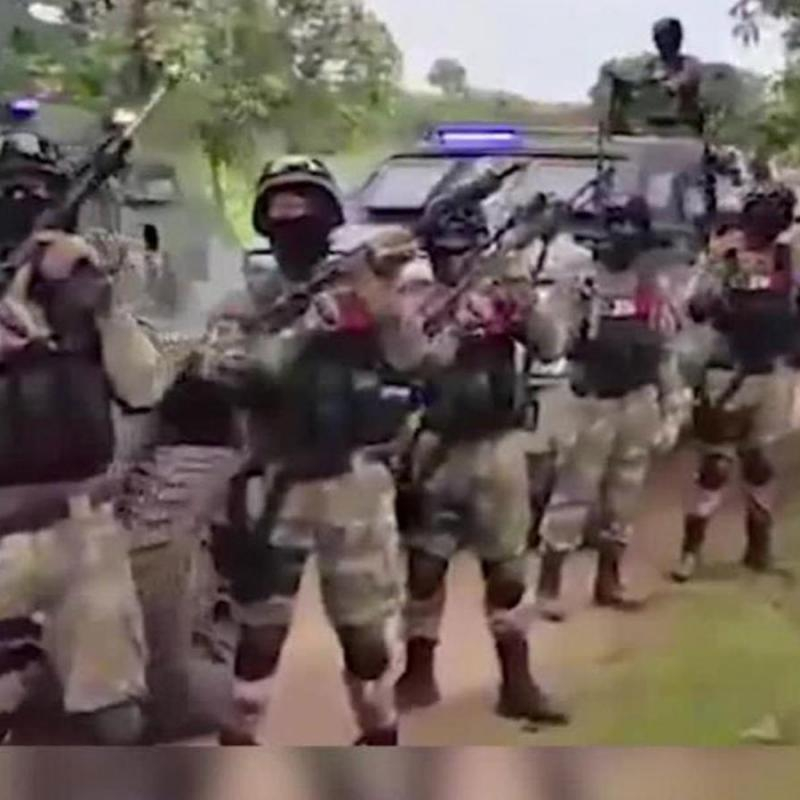 Стряскащ клип: Мексикански наркокартел показа бойната си мощ ВИДЕО