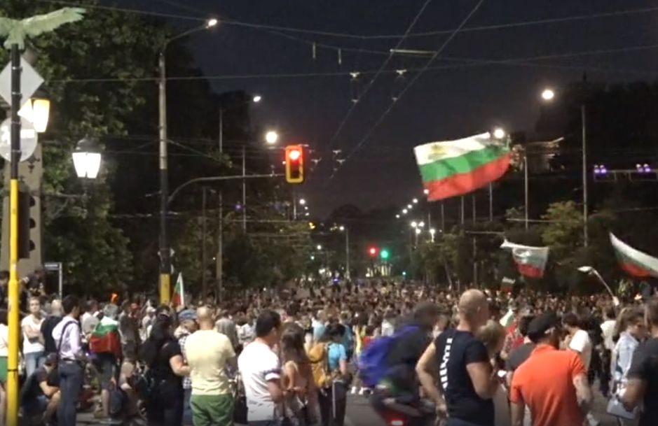 От последните минути: Протестиращи блокираха Орлов мост СНИМКИ