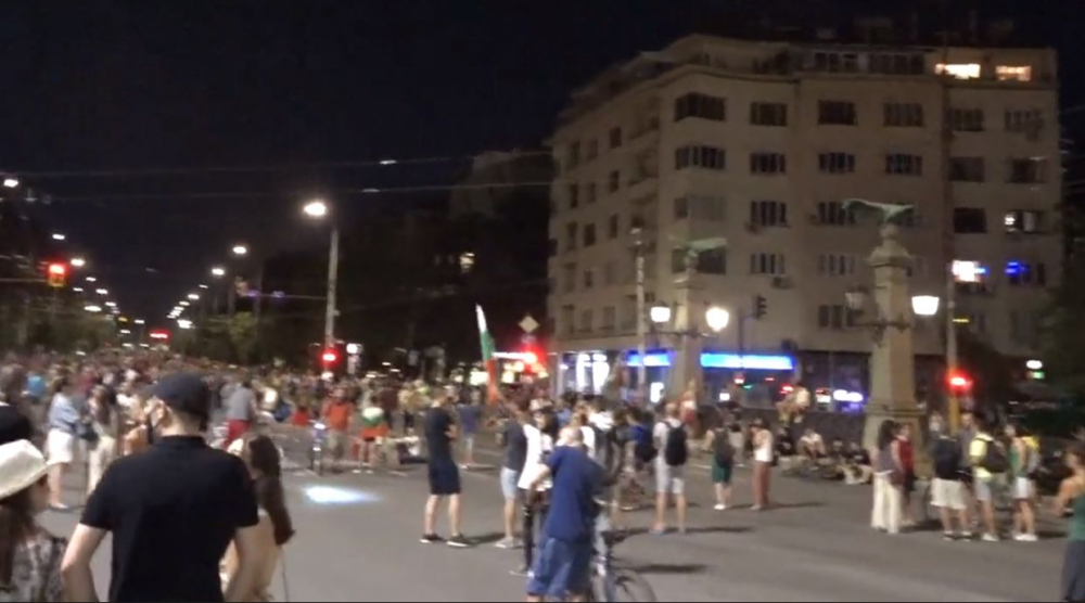 От последните минути: Протестиращи блокираха Орлов мост СНИМКИ