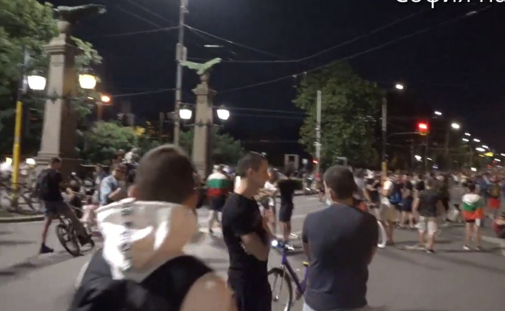 От последните минути: Протестиращи блокираха Орлов мост СНИМКИ