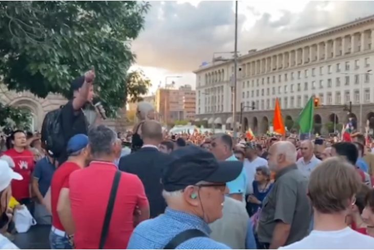 Момче поиска оставката на Радев и ето какво му се случи пред очите на Бабикян ВИДЕО