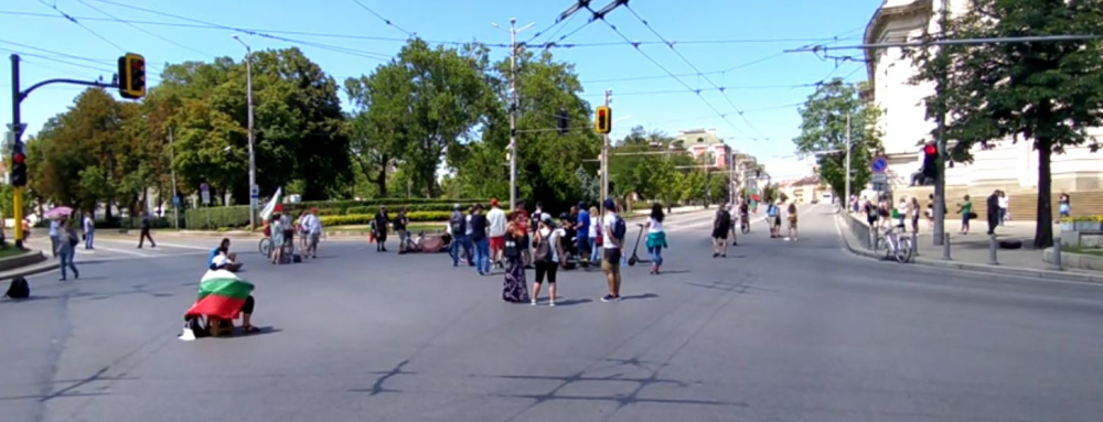 Безумието продължава! Малцина протестъри затапиха Орлов мост и СУ БЛИЦ TV