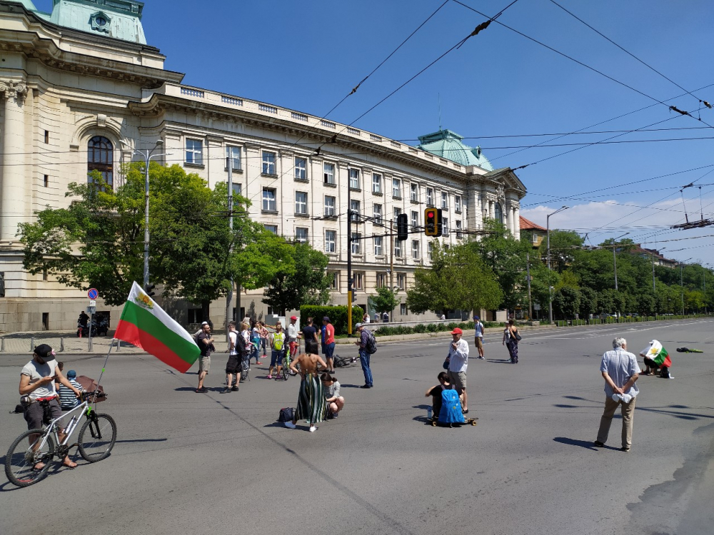 Безумието продължава! Малцина протестъри затапиха Орлов мост и СУ БЛИЦ TV