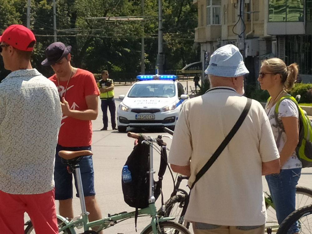 Безумието продължава! Малцина протестъри затапиха Орлов мост и СУ БЛИЦ TV