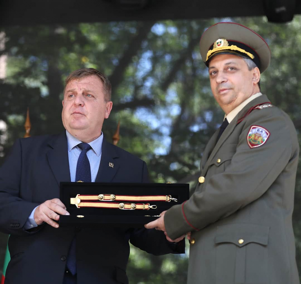 Каракачанов връчи дипломите на офицерите от Военната академия СНИМКИ