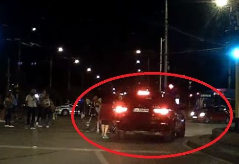 Скандално първо ВИДЕО от момента на бруталното нападение на протестъри срещу шофьора до СУ