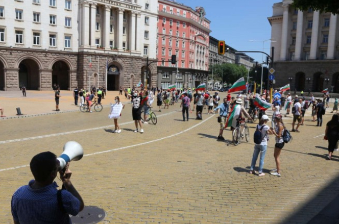 Мрежата бясна на умнокрасивите, които блокираха София в адския пек СНИМКИ 18+