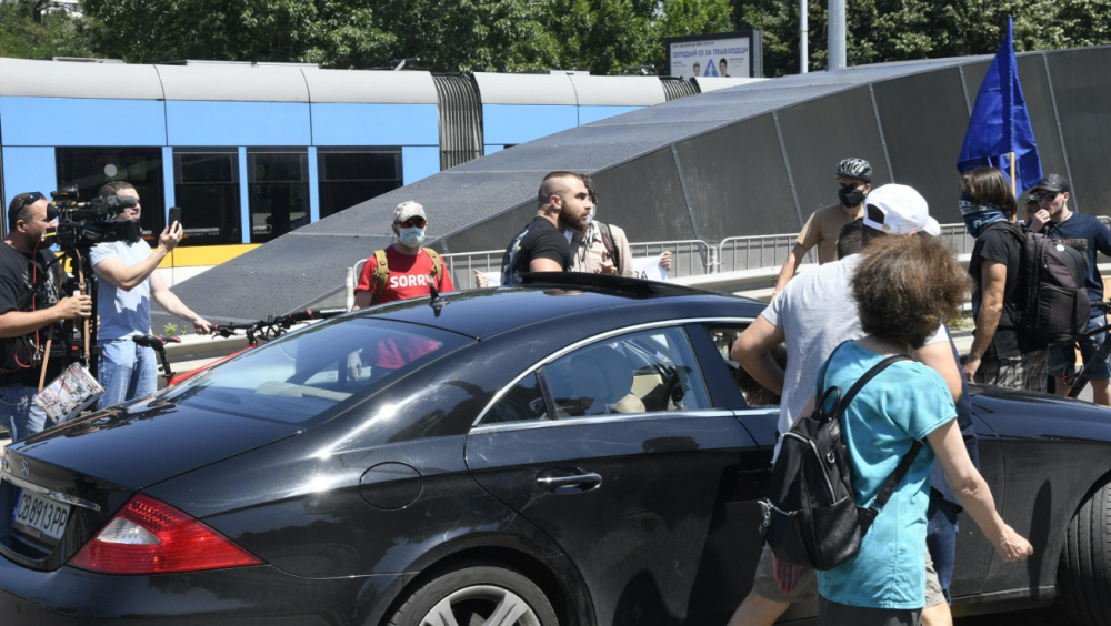 Мрежата бясна на умнокрасивите, които блокираха София в адския пек СНИМКИ 18+
