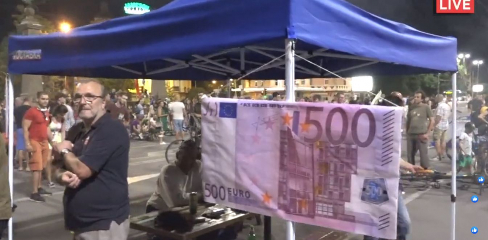 Орлов мост е неузнаваем! Протестиращи опънаха скари, палатки и маси СНИМКИ